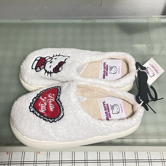 (M) Hello Kitty Valentine’s Slippers - Picture 3 of 7